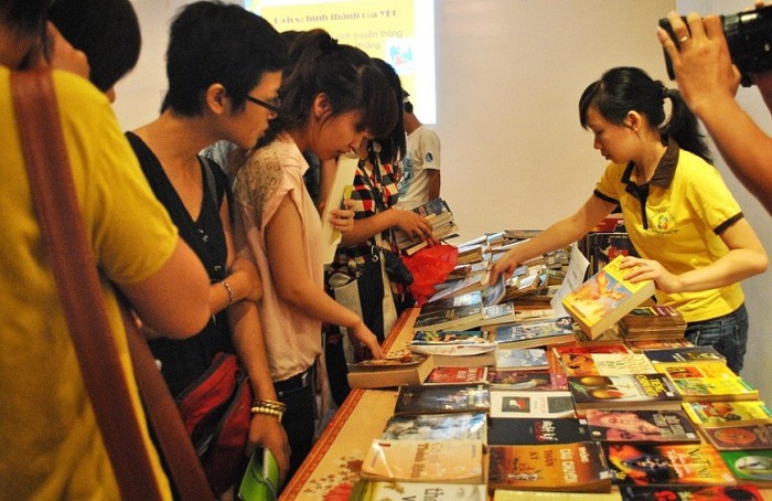 Nhiều bạn trẻ đã đến ủng hộ sách cho dự án Ngày hộ đọc sách. Ảnh: VTBB